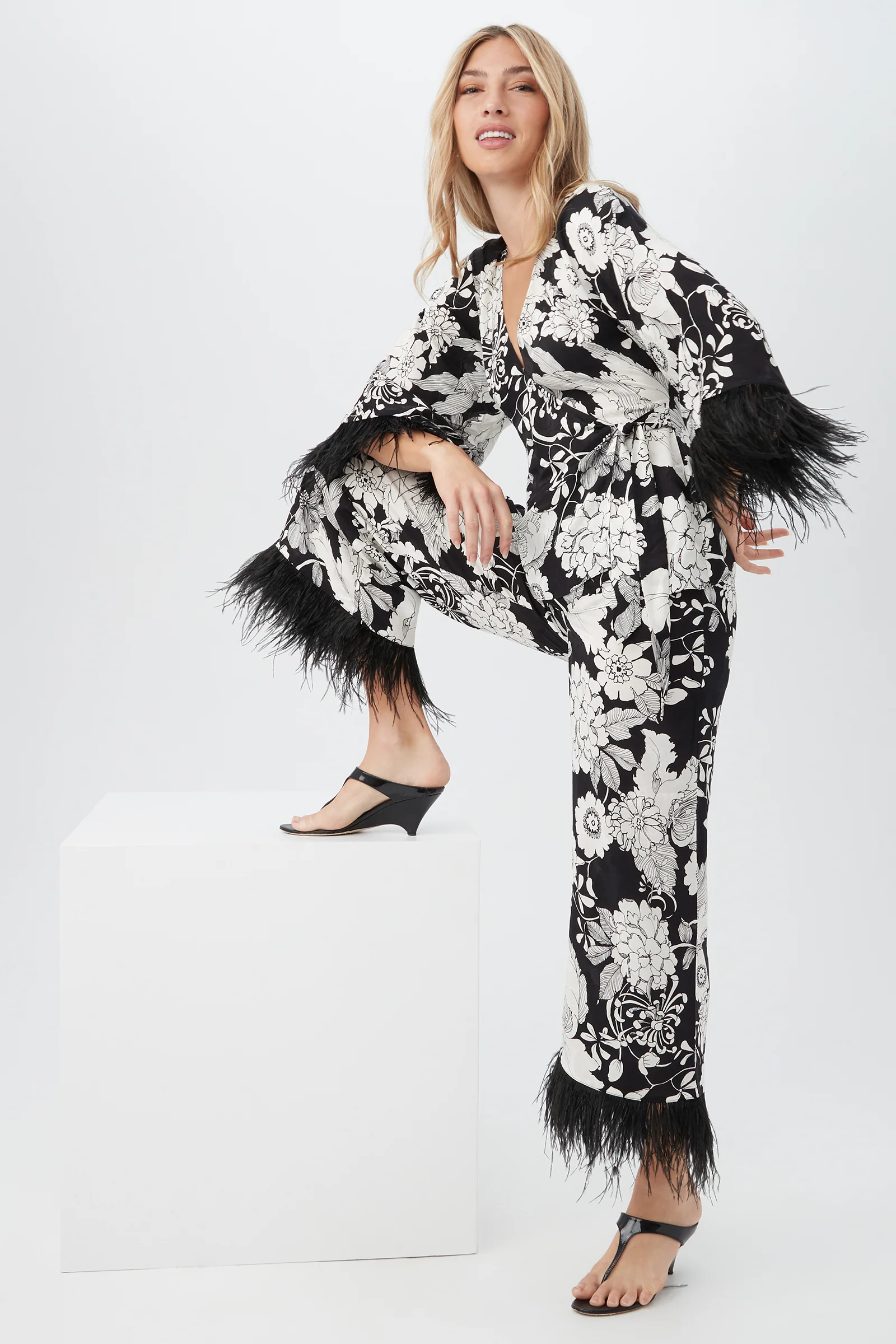 Short Weekend Feather-Trimmed Pant - Image 3